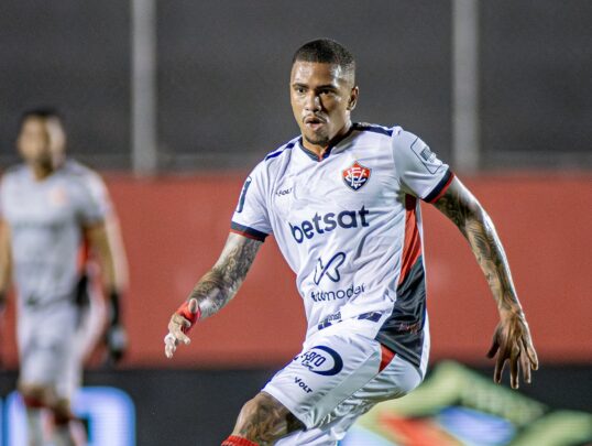 Alvo do Grêmio, o lateral Lucas Esteves