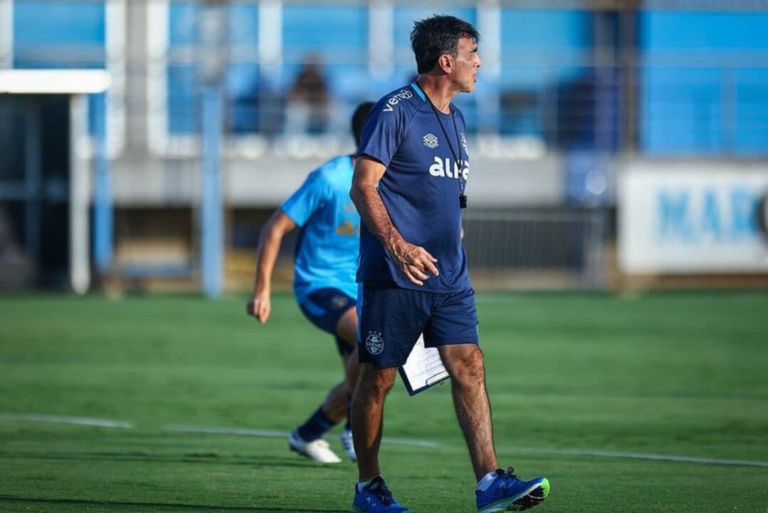 Treinador do Grêmio revela problemas físicos de dois jogadores antes de partida.