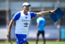 Técnico Gustavo Quinteros, no CT Luiz Carvalho, preparando time para o GreNal 444