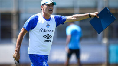 Técnico Gustavo Quinteros, no CT Luiz Carvalho, preparando time para o GreNal 444