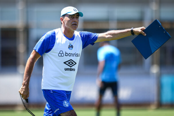 Técnico Gustavo Quinteros, no CT Luiz Carvalho, preparando time para o GreNal 444