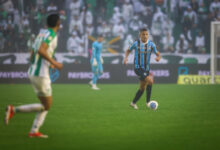 Zagueiro Gustavo Martins do Grêmio contra Juventude