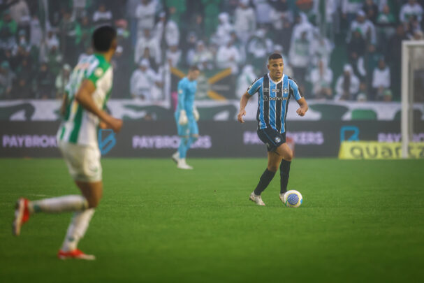 Zagueiro Gustavo Martins do Grêmio contra Juventude