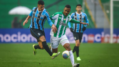 Atacante Pavón, do Grêmio, contra o Juventude