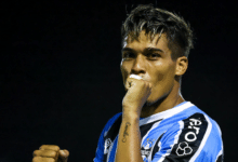 Atacante Arezo, do Grêmio, em 2025