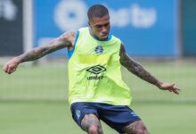 Lucas Esteves no treino do Grêmio