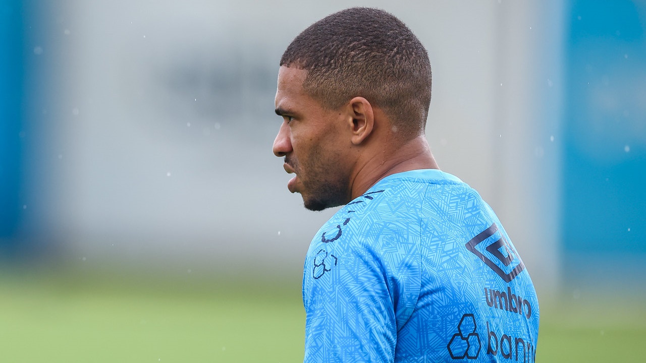 Lateral Lucas Esteves no treino do Grêmio