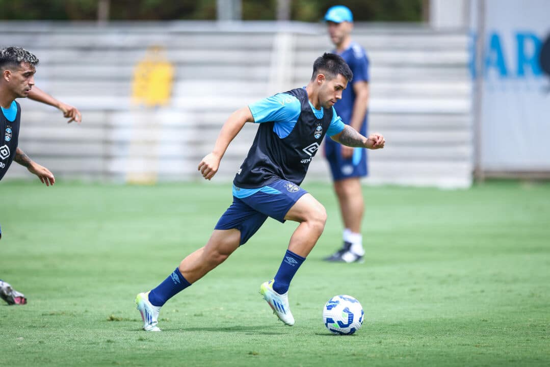 Atacante chileno Aravena em treino no CT