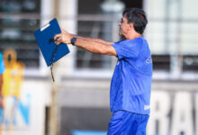 Técnico Gustavo Quinteros, no CT do Grêmio, preparando o time para o GreNal