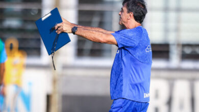 Técnico Gustavo Quinteros, no CT do Grêmio, preparando o time para o GreNal