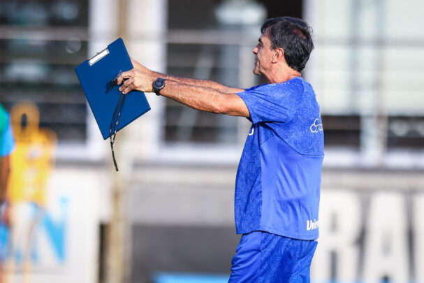 Técnico Gustavo Quinteros, no CT do Grêmio, preparando o time para o GreNal