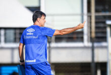 Técnico Gustavo Quinteros, no CT do Grêmio, preparando a equipe para o GreNal