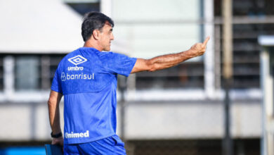 Técnico Gustavo Quinteros, no CT do Grêmio, preparando a equipe para o GreNal