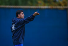 Técnico Gustavo Quinteros comandando o treino do Grêmio de 11/02 no CT Luiz Carvalho