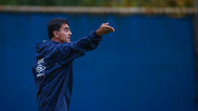 Técnico Gustavo Quinteros comandando o treino do Grêmio de 11/02 no CT Luiz Carvalho