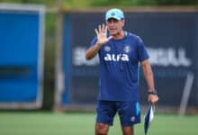 Técnico Gustavo Quinteros no treino de 27 de fevereiro no CT Luiz Carvalho