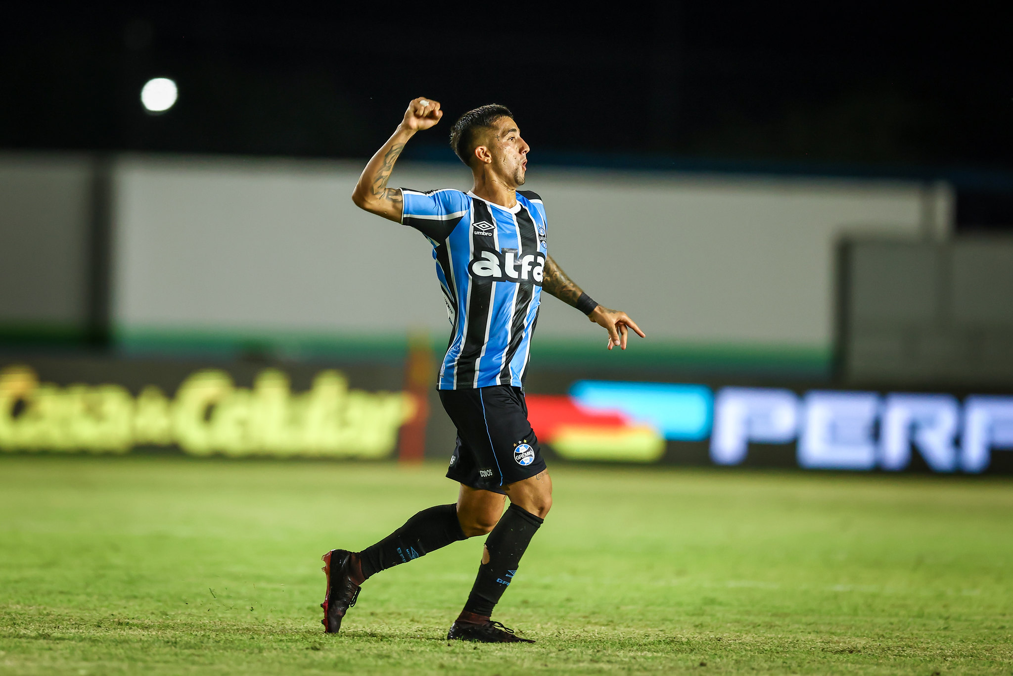 Atacante Cristian Kike Olivera, do Grêmio, contra o São Raimundo