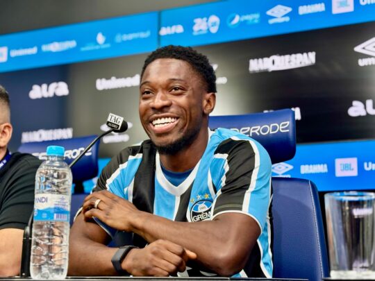 Francis Amuzu em sua apresentação no Grêmio