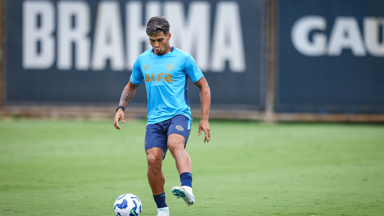 Arezo com novo uniforme de treino do Grêmio, camisa de 2025 da Umbro