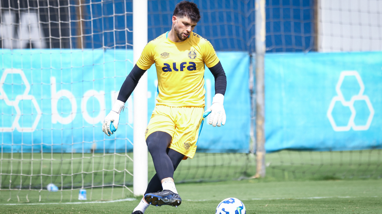 Tiago Volpi com novo uniforme de goleiro de treino do Grêmio, camisa de 2025 da Umbro