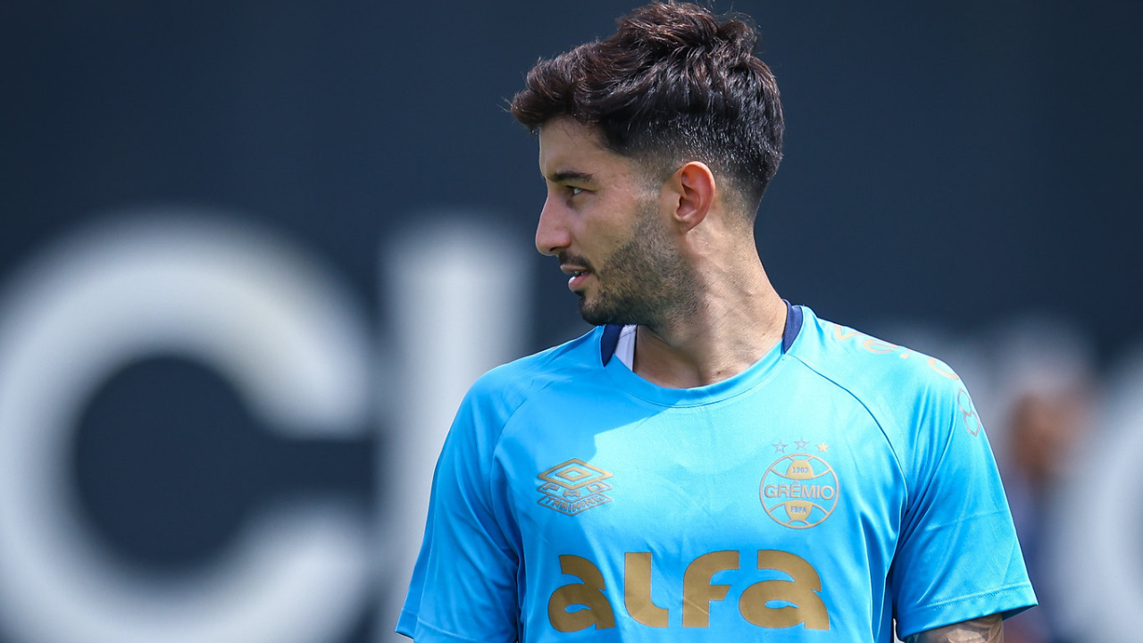 Villasanti com novo uniforme de treino do Grêmio, camisa de 2025 da Umbro