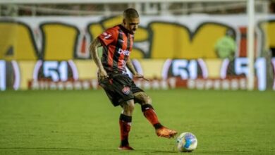 Lucas Esteves em campo pelo Vitória