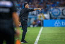 Grêmio x Pelotas: imagem mostra o técnico Gustavo Quinteros no GreNal 444