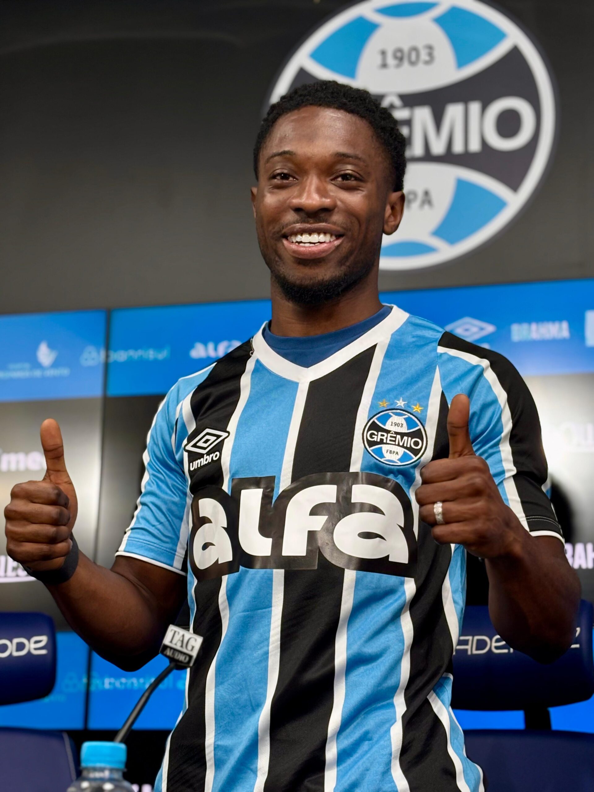 Francis Amuzu em sua apresentação no Grêmio