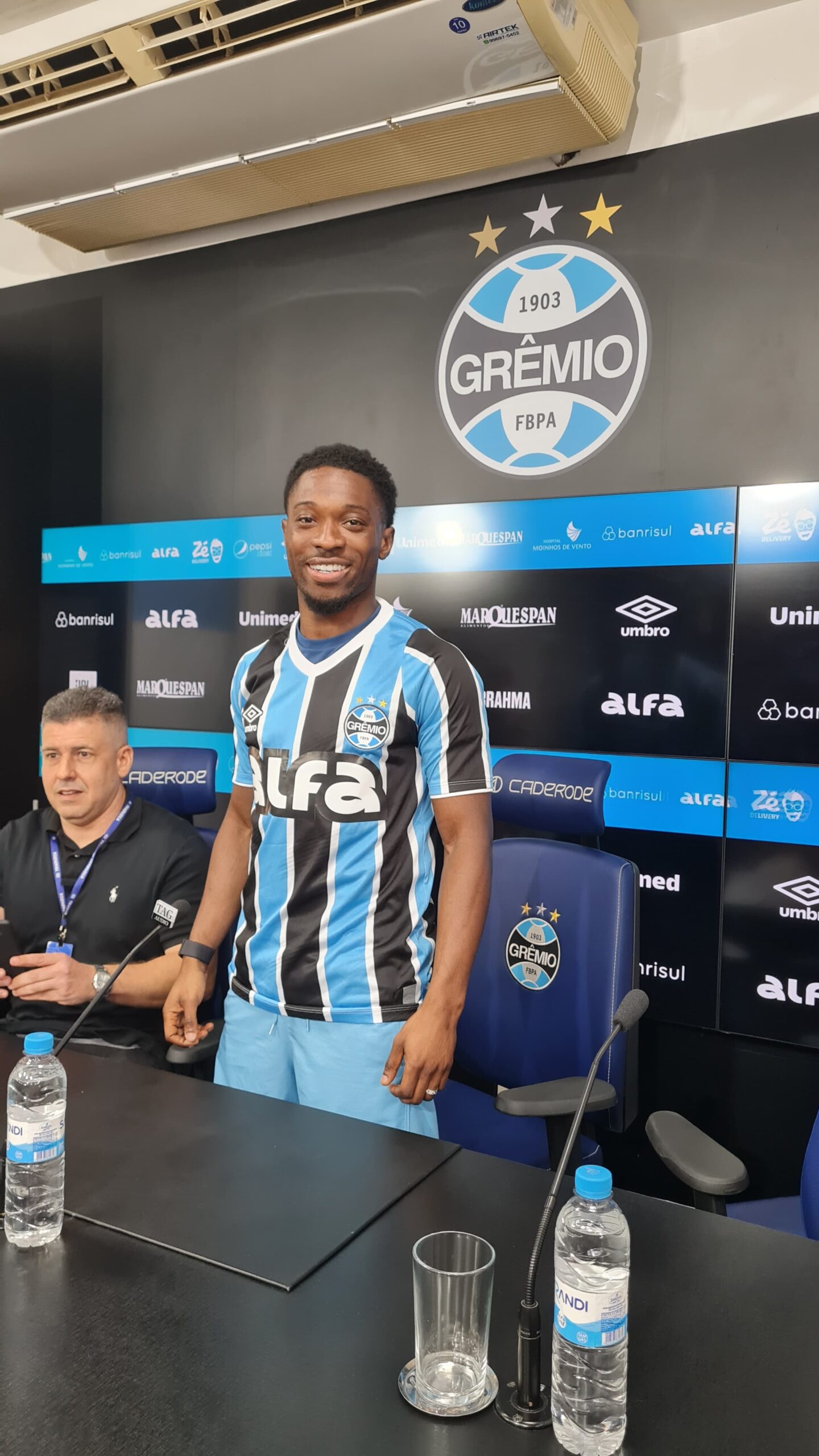 Francis Amuzu em sua apresentação no Grêmio