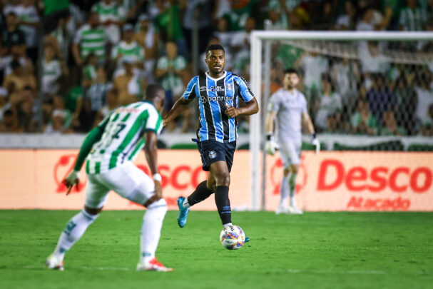 Semana GreNal: a foto mostra Jemerson em campo no Juventude x Grêmio da primeira fase do Gauchão 2025