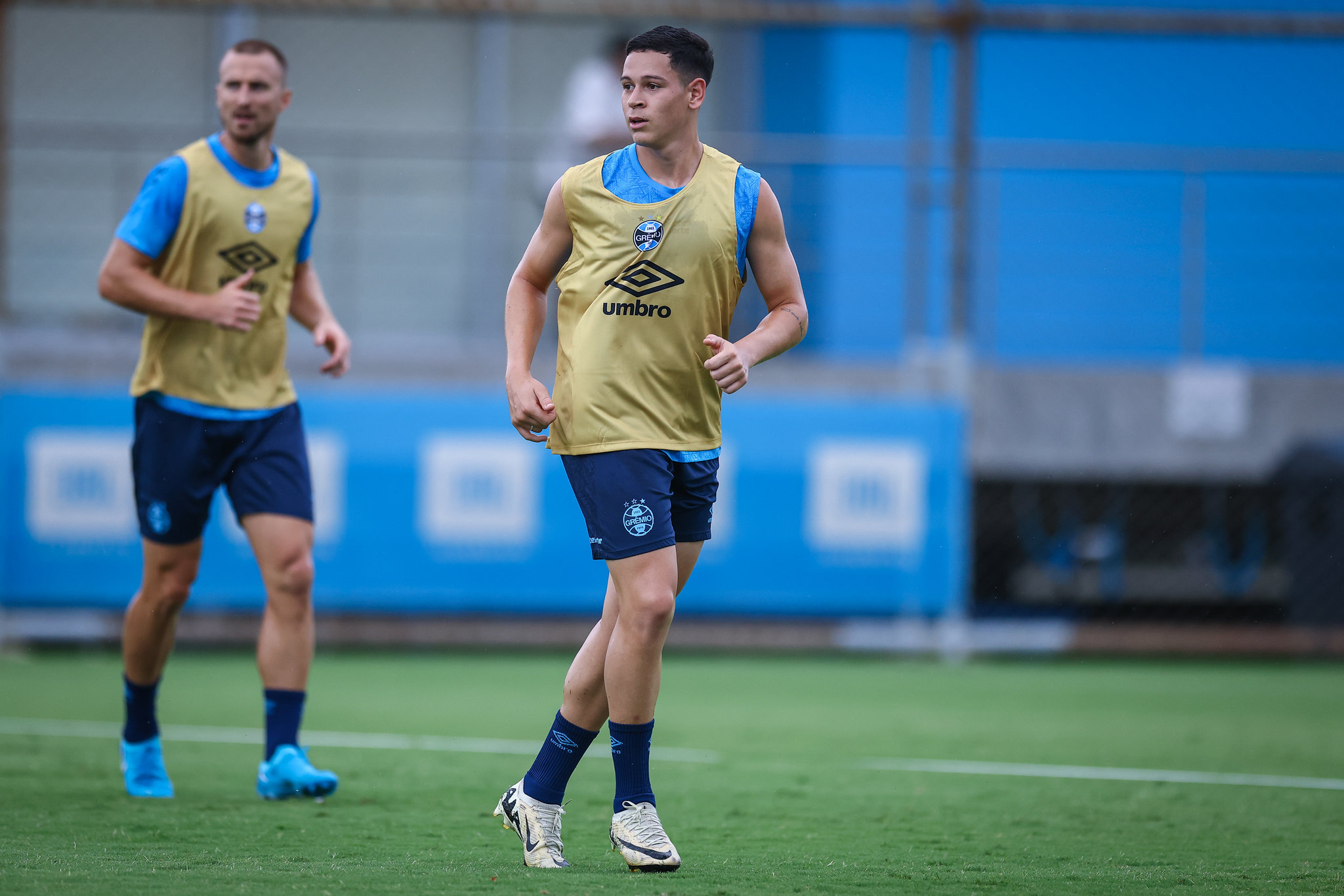 Zagueiro Natã, do Grêmio, em treino