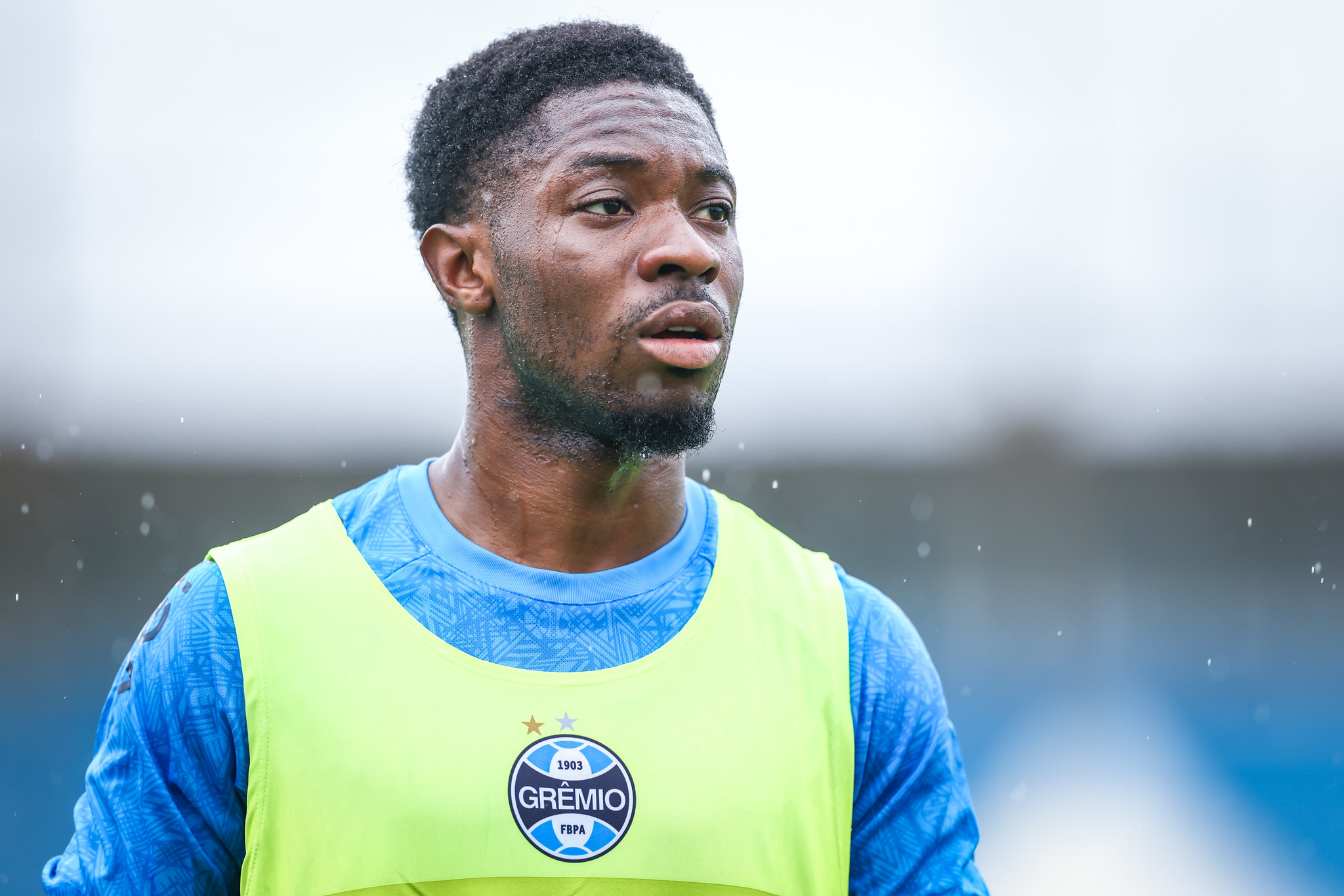 Novo atacante do Grêmio Francis Amuzu em treino