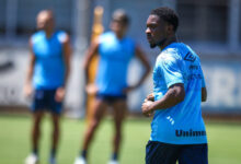 Novo jogador do Grêmio Amuzu, no CT Luiz Carvalho