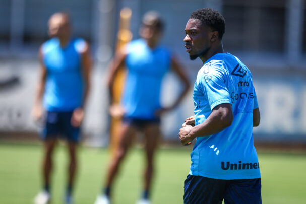 Novo jogador do Grêmio Amuzu, no CT Luiz Carvalho