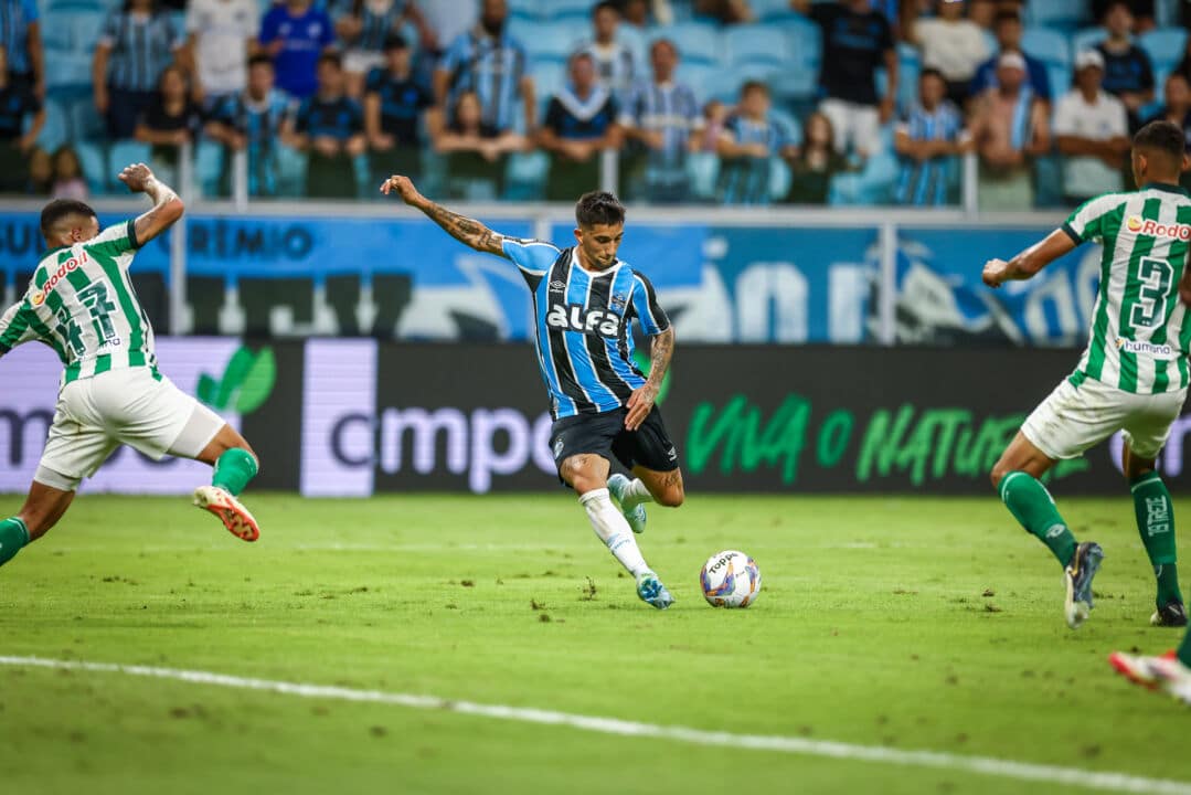 Atacante Cristian Olivera, reforço do Grêmio, em ação