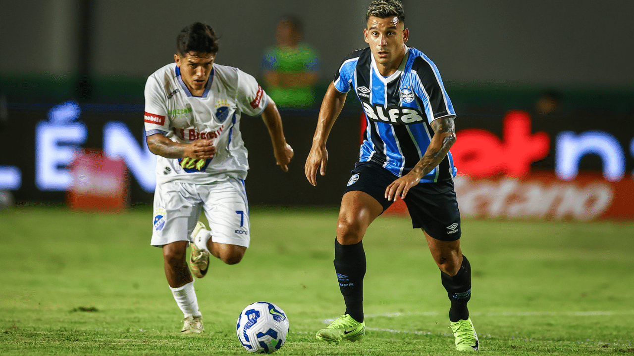 Cristaldo do Grêmio contra o São Raimundo, na Copa do Brasil