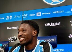 Francis Amuzu em sua apresentação no Grêmio