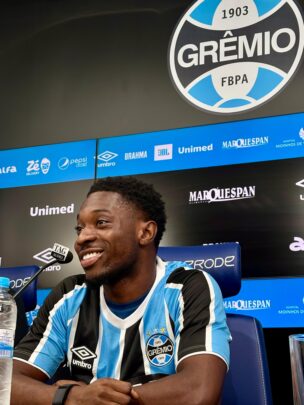 Francis Amuzu em sua apresentação no Grêmio