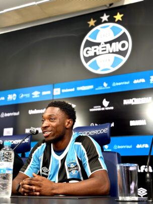 Francis Amuzu em sua apresentação no Grêmio