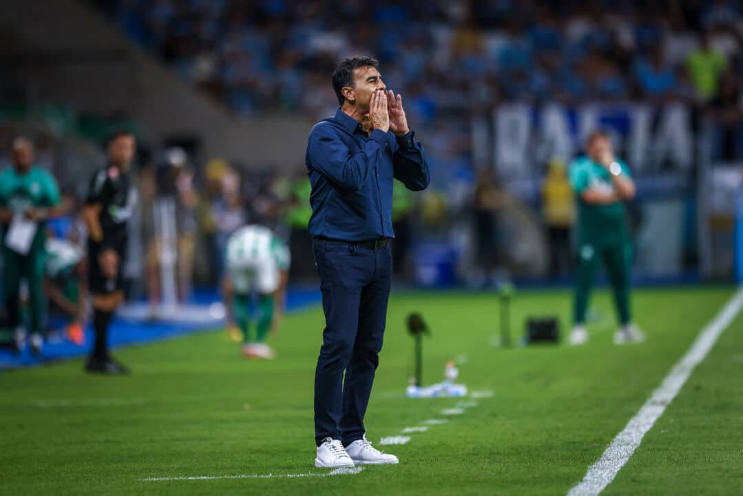 Técnico Gustavo Quinteros na beira do campo em Grêmio x Juventude, da semifinal do Gauchão