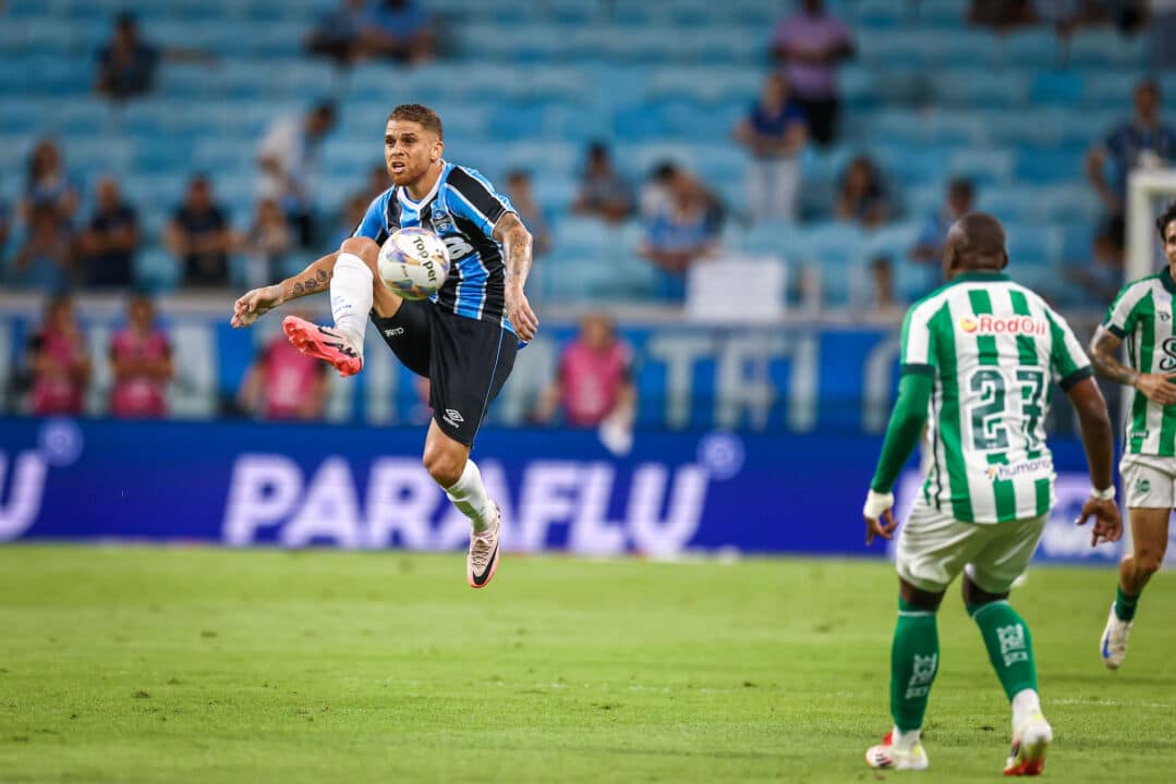 Cuéllar em campo em Grêmio x Juventude