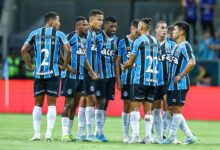 Jogadores do Grêmio contra o Pelotas