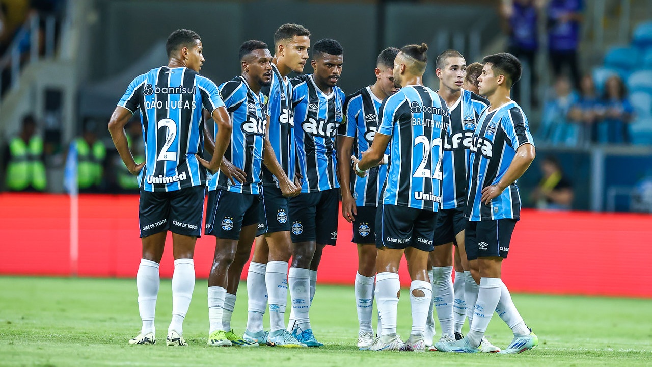 Jogadores do Grêmio contra o Pelotas