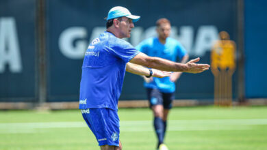 Pós-GreNal: técnico Gustavo Quinteros no CT