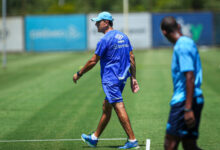 Pós-GreNal: técnico Gustavo Quinteros no CT juventude