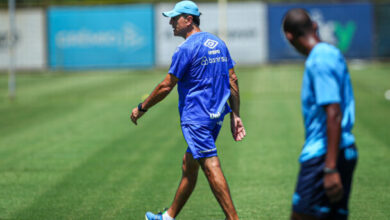 Pós-GreNal: técnico Gustavo Quinteros no CT juventude