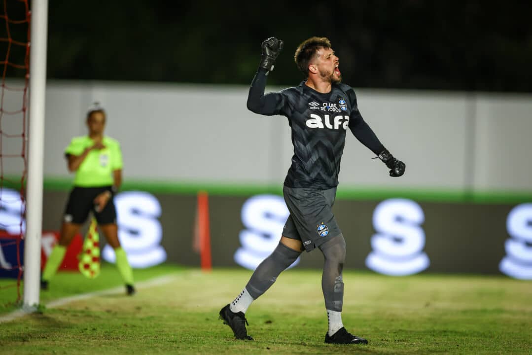 Goleiro Tiago Volpi, do Grêmio x São Raimundo