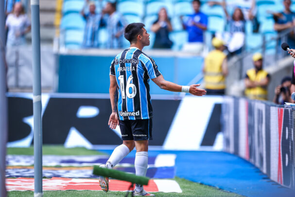 Aravena do Grêmio contra o São Luiz