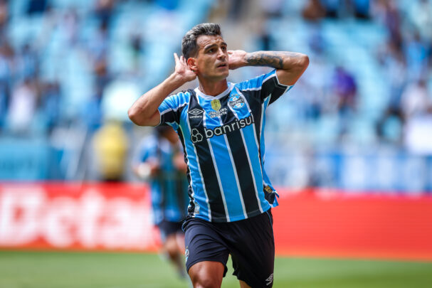 Cristaldo comemorando gol do Grêmio