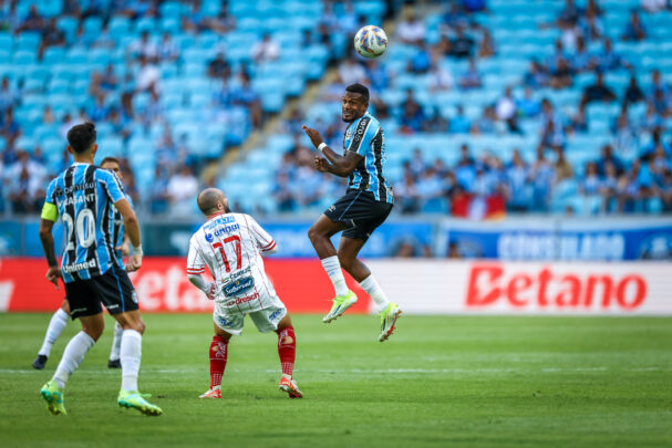 Edenilson pelo Grêmio contra o São Luiz